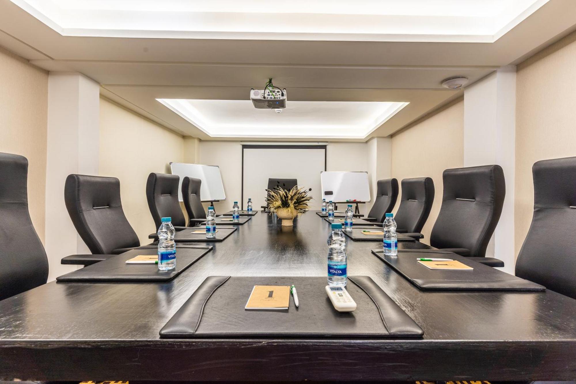 One Hotel Casablanca Bagian luar foto Meeting room at the hotel