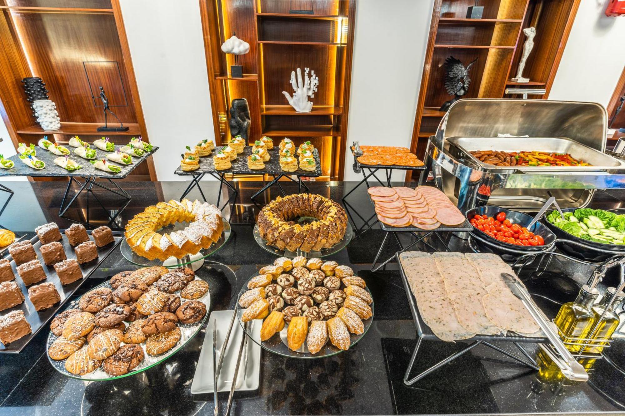 One Hotel Casablanca Bagian luar foto A buffet at a hotel