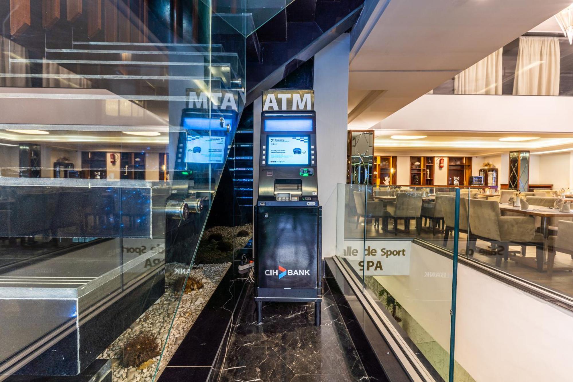 One Hotel Casablanca Bagian luar foto Citibank ATMs in the lobby of the Citibank Tower in Singapore