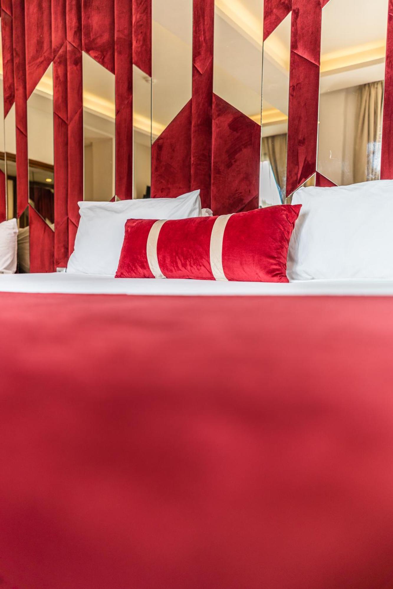 One Hotel Casablanca Bagian luar foto A bed with a red bedsheet