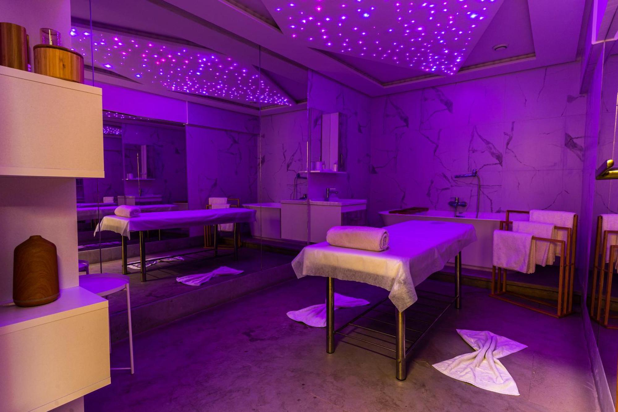 One Hotel Casablanca Bagian luar foto A massage parlour in Hong Kong